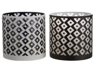 De Kaarsenhouder Orkaan Glas Zwart Wit Groot Set 2 bestaat uit twee cilindervormige kandelaars met geometrische ruitpatronen: de ene is wit met zwarte motieven, de andere zwart met witte motieven. Beide staan naast elkaar op een witte achtergrond.
