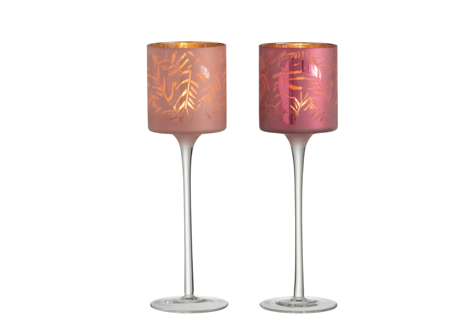 Theelichthouder Op Voet Toekan Glas Roze Groot Set 2: een duo elegante glazen kandelaars met hoge heldere stelen en roze getinte schalen met bladmotief die warm oplichten als ze branden.