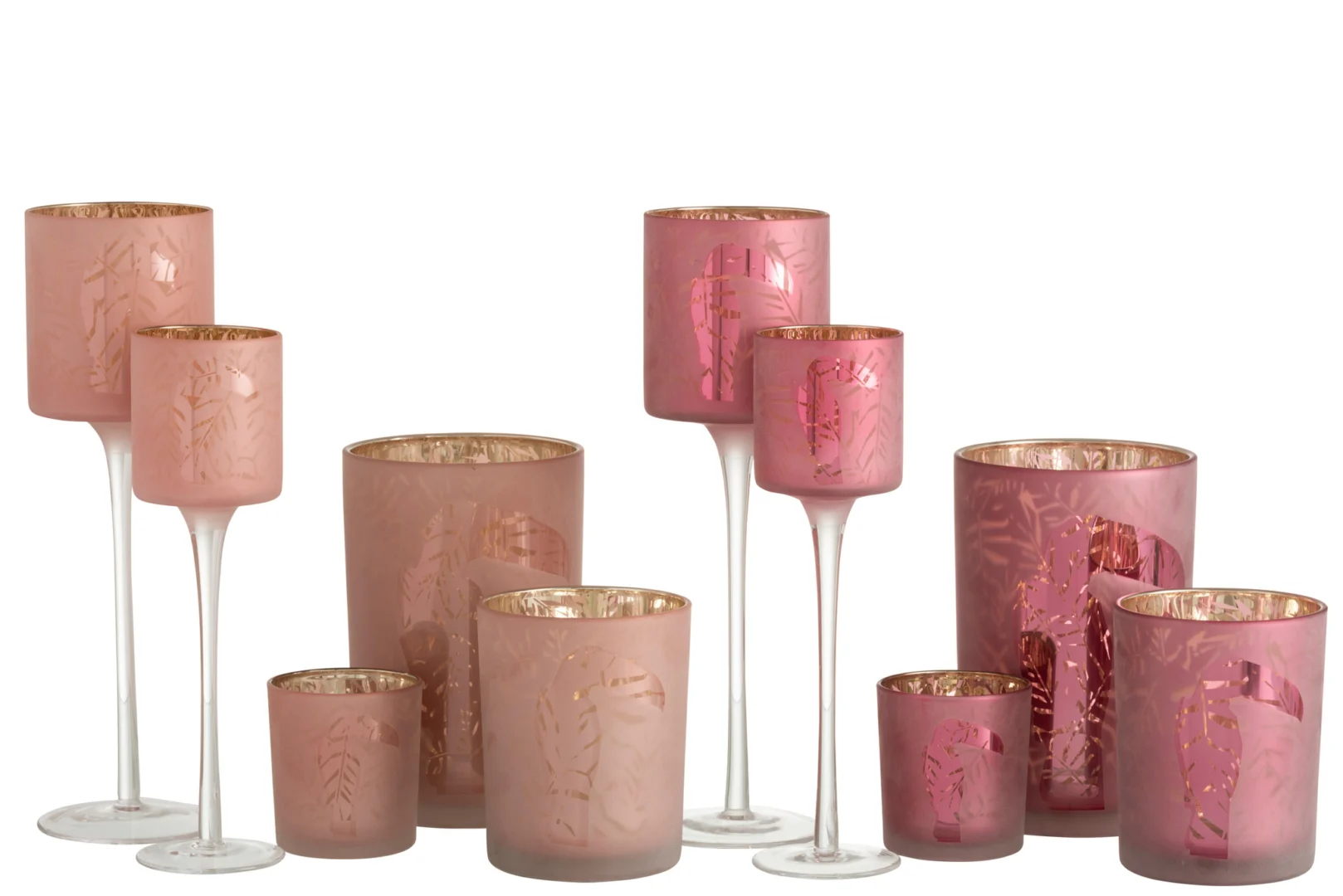 Theelichthouder Op Voet Toekan Glas Roze Groot Set 2: Een set roze glazen votiefhouders op stelen, met elegante geëtste patronen, weergegeven in verschillende maten tegen een witte achtergrond.