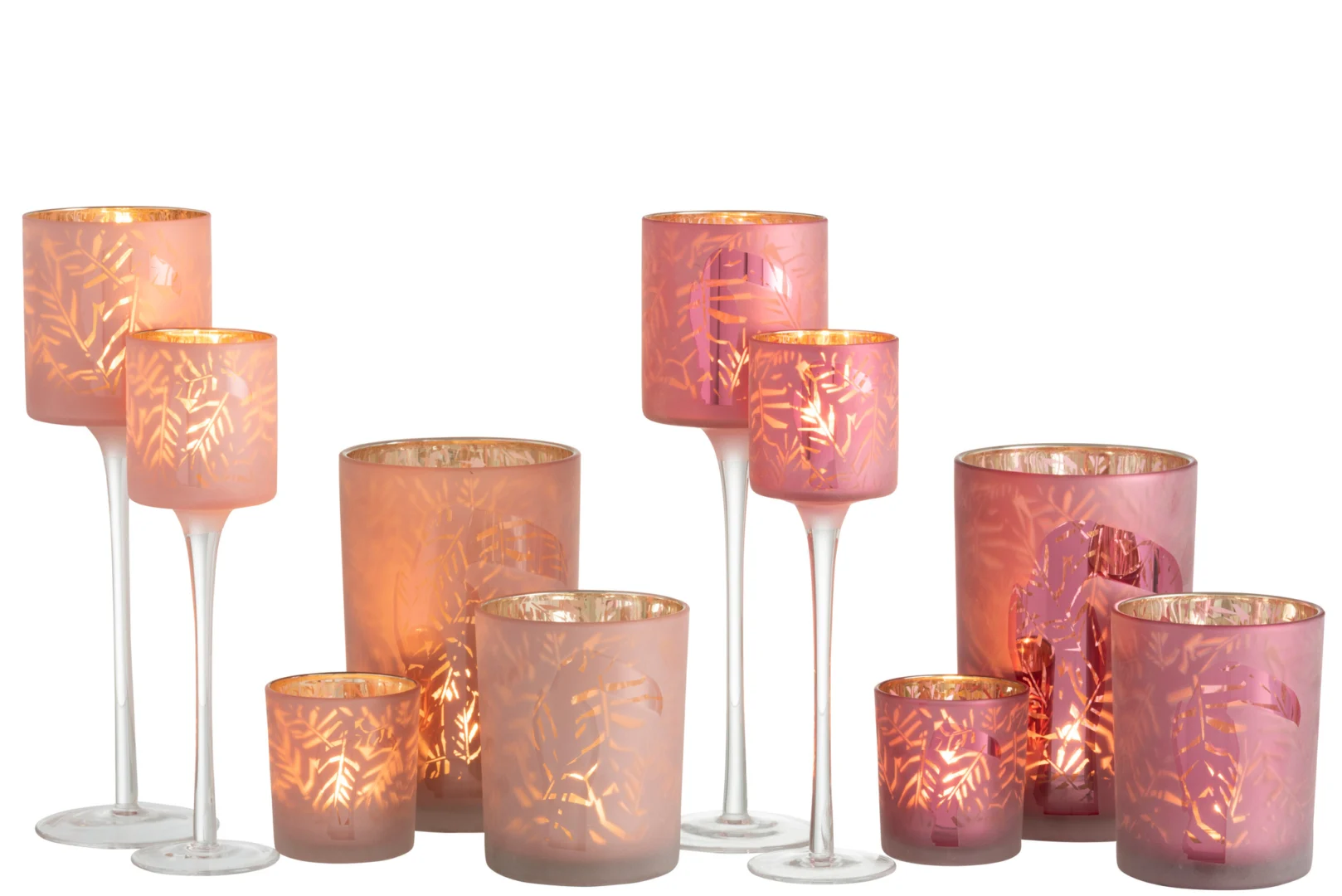 Een set van twee grote roze glazen kandelaars, Theelichthouder Op Voet Toekan, is voorzien van elegante gouden accenten en bladmotieven, waarbij de brandende kaarsen binnenin een warme gloed werpen.