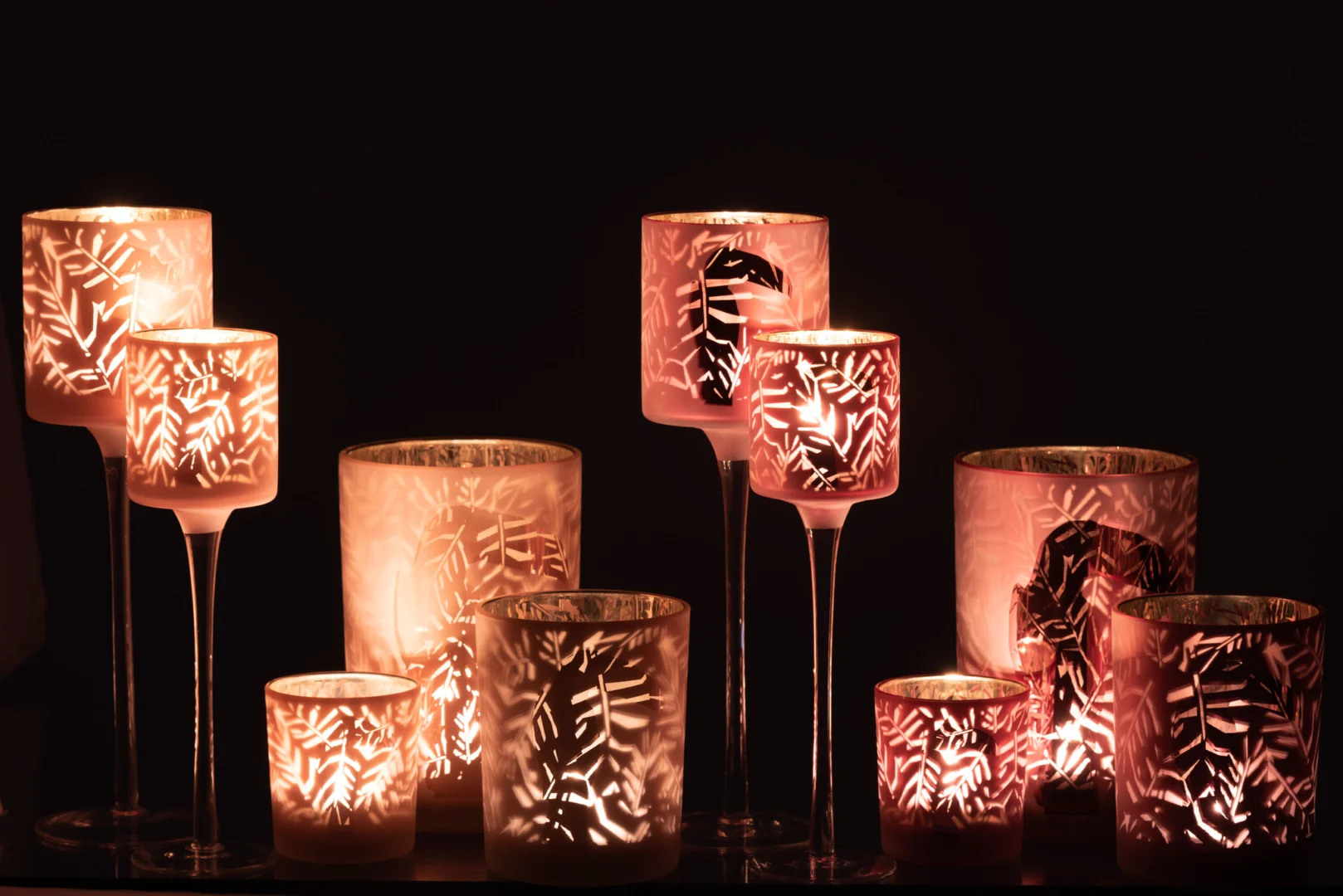 Theelichthouder Op Voet Toekan Glas Roze Groot Set 2: een set van twee decoratieve glazen kandelaars op stelen in roze, die een warme gloed werpen en elegantie toevoegen aan je ruimte.