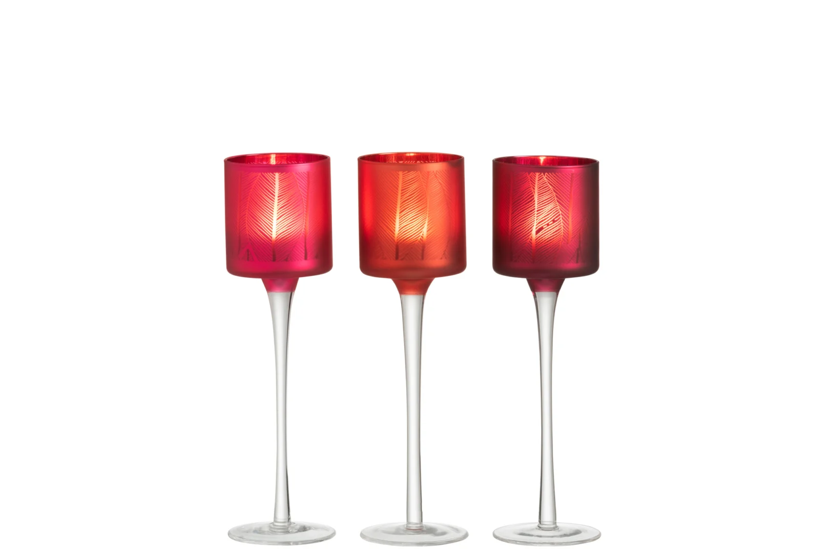 Theelichthouder Op Voet Bladeren Glas Rood Set 3 heeft drie hoge kandelaars van rood glas met lange heldere stelen, die elk prachtig een brandende kaars weergeven die een warme gloed werpt.