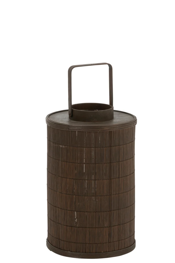 De Kaarsenhouder Lantaarn Cilinder Bamboe Bruin Groot is een cilindervormige bruine bamboelantaarn met verticale lamellen en een plat handvat bovenop, tegen een witte achtergrond.