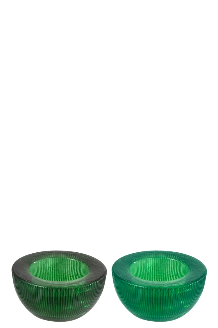 Theelichthouder Geribbeld Glas Groen Set 2 heeft twee ronde, geribbelde glazen kandelaars in verschillende groene tinten, elk met een dikke, gladde rand en ondiepe binnenkant, naast elkaar op een witte achtergrond.