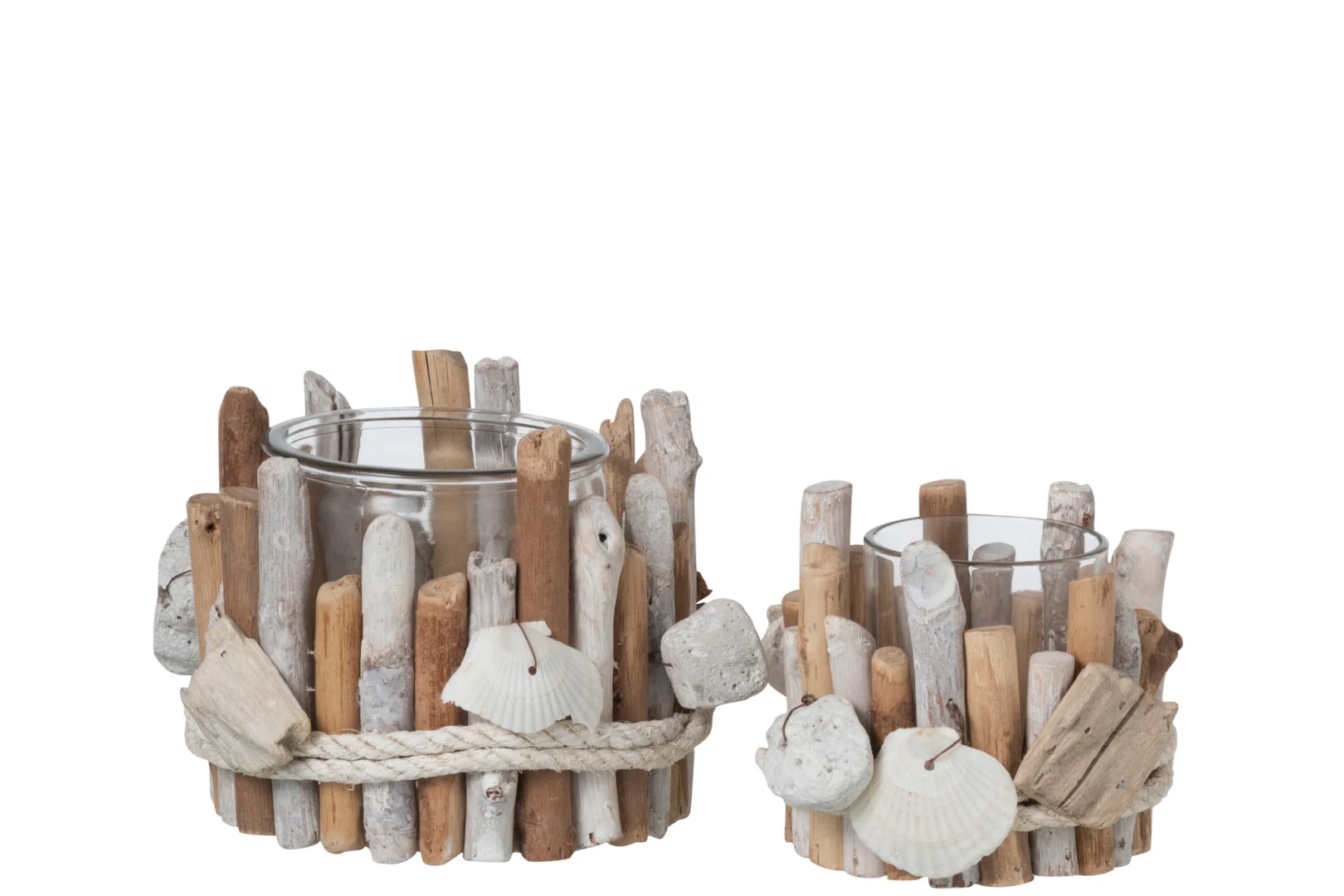 Theelichthouder Takken Hout Wit Natuurlijk Groot heeft twee glazen kandelaars versierd met drijfhout, wit touw, schelpen en stenen voor een rustieke strandlook, weergegeven op een effen witte achtergrond.