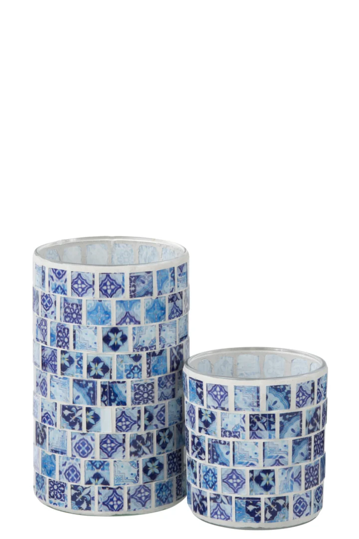 Twee cilindervormige glazen kandelaars met een blauw en wit mozaïekpatroon. Theelichthouder Mozaïek Glas Jeansblauw Groot is de hogere houder aan de linkerkant, met de kortere aan de rechterkant.