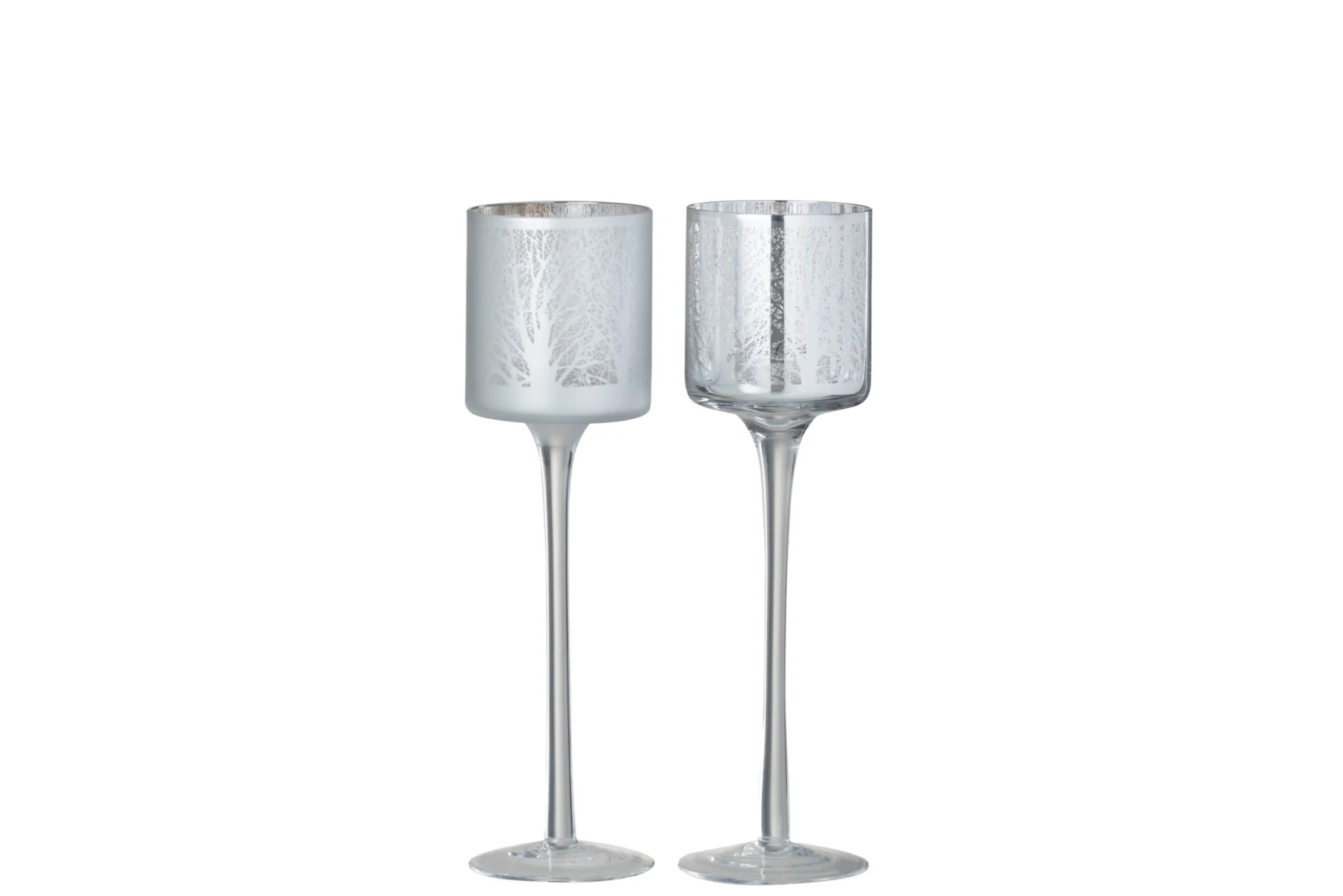 Set van twee kleine "Theelichthouder Op Voet Boom" kandelaars in helder glas met lange stelen, brede voet en mat wit geëtste boommotieven in zilver op de kopjes. Perfect voor een stijlvol accent in elke ruimte.