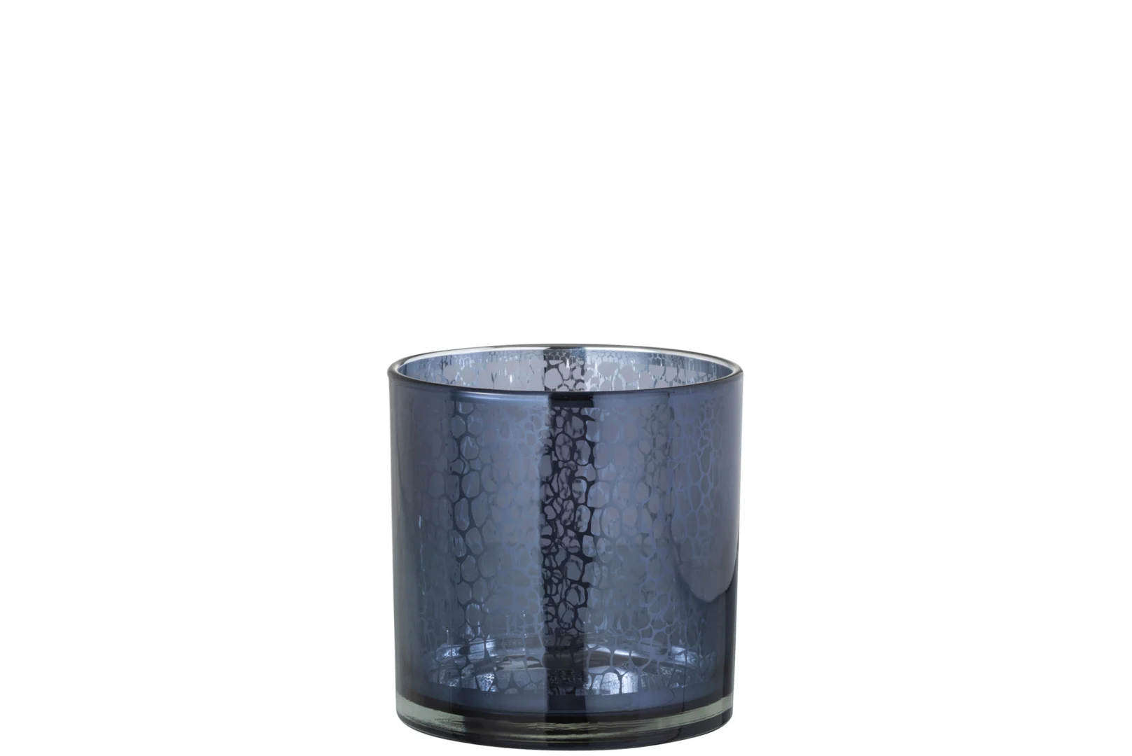 De Kaarsenhouder Orkaan Slang Glas Blauw Medium is een korte, ronde glazen houder met een rookblauwe tint en een subtiel structuurpatroon, afgebeeld tegen een effen witte achtergrond.