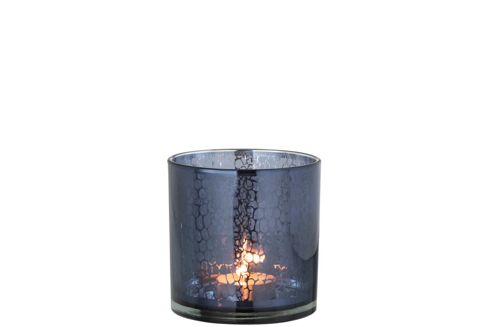 De Kaarsenhouder Orkaan Slang Glas Blauw Medium heeft een brandende kaars in de getextureerde, doorschijnende donkerblauwe glazen houder, die een warme gloed werpt tegen een effen witte achtergrond.