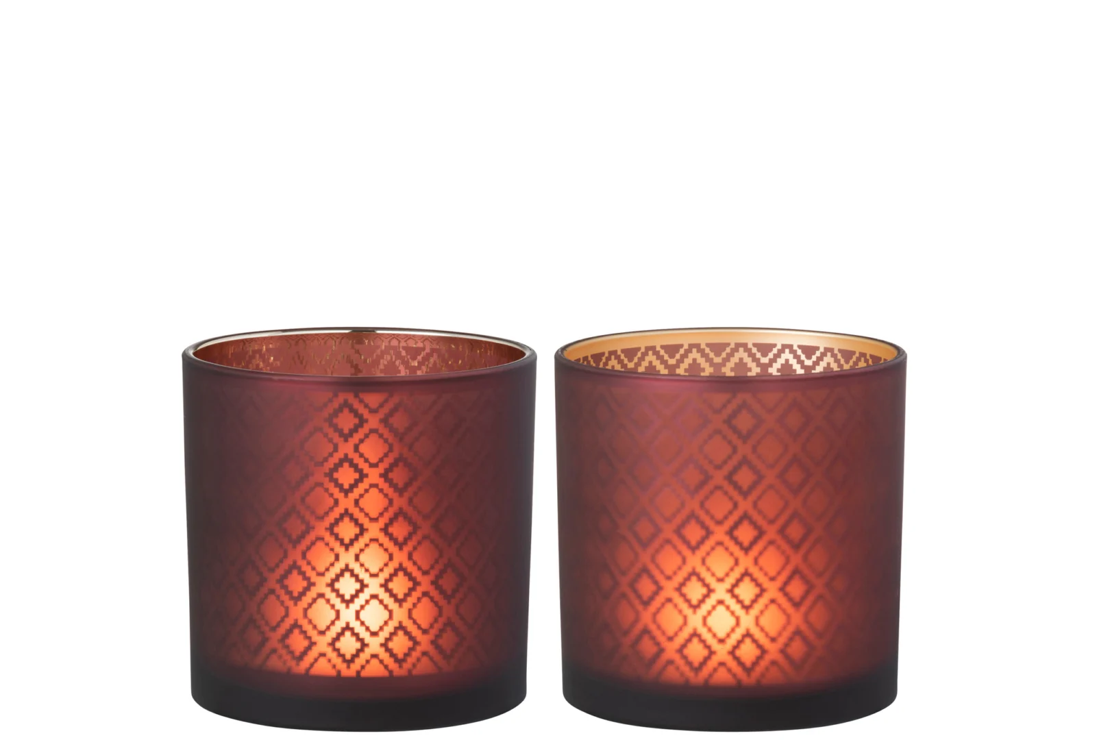 Twee gloeiende Kaarsenhouder Orkaan Oosters Glas Rood Goud Set 2 kaarsen in roodgouden glazen houders met een ruitpatroon, die een witte achtergrond warm verlichten.