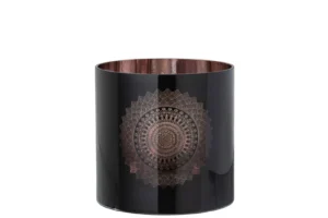De Kaarsenhouder Orkaan Boho Glas Zwart Groot is een glanzend zwarte glazen kandelaar met een metallic bronzen binnenkant en een ingewikkeld geëtst mandalapatroon op de voorkant.