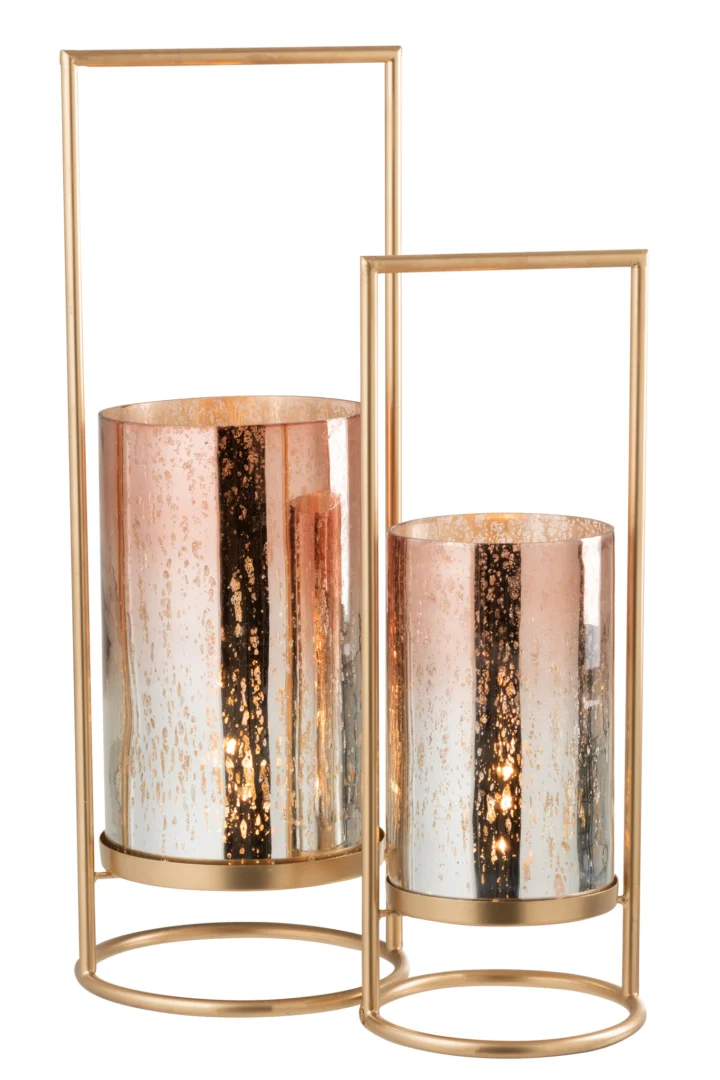 De Kaarsenhouder Orkaan Virginie Glas Metaal Goud Roze Groot is een cilindervormige glazen kandelaar met een metallic goudroze afwerking, gevat in een goudkleurig metalen frame met een ronde basis en een hoog rechthoekig handvat.