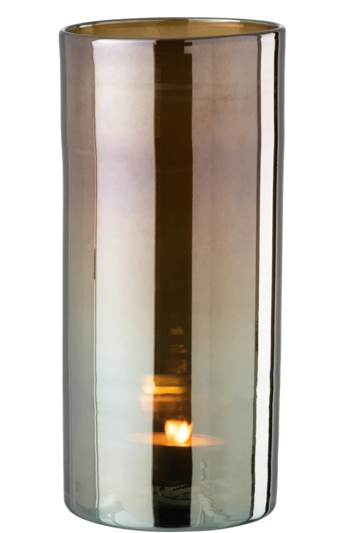 Een brandende kaars gloeit in de Kaarsenhouder Hurricane Glas Donkergrijs Groot, een hoge, cilindervormige houder gemaakt van glad, halftransparant donkergrijs glas met een metaaltint, waardoor de vlam erdoorheen schijnt.