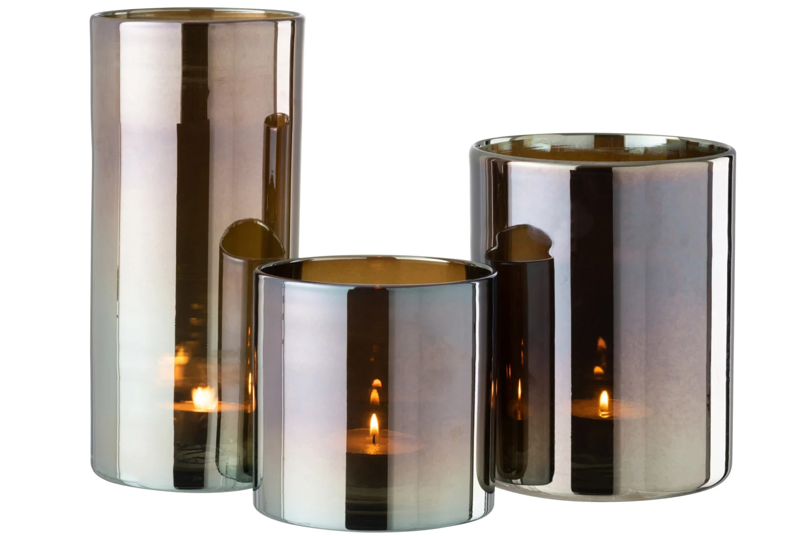 De Kaarsenhouder Hurricane Glas Donkergrijs Groot is een grote glazen kandelaar met een reflecterende, metalen afwerking. Als hij brandt, werpt hij een warme gloed en verfraait hij elke ruimte met zijn elegante, donkergrijze ontwerp.