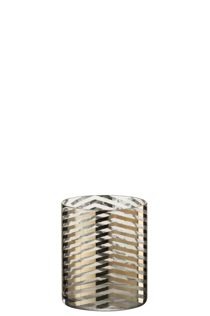 Een kleine glazen kaarsenhouder met de naam Kaarsenhouder Orkaan Streep heeft een goudkleurig en transparant gestreept patroon, ontworpen om een beige of lichtkleurige kaars in te zetten.