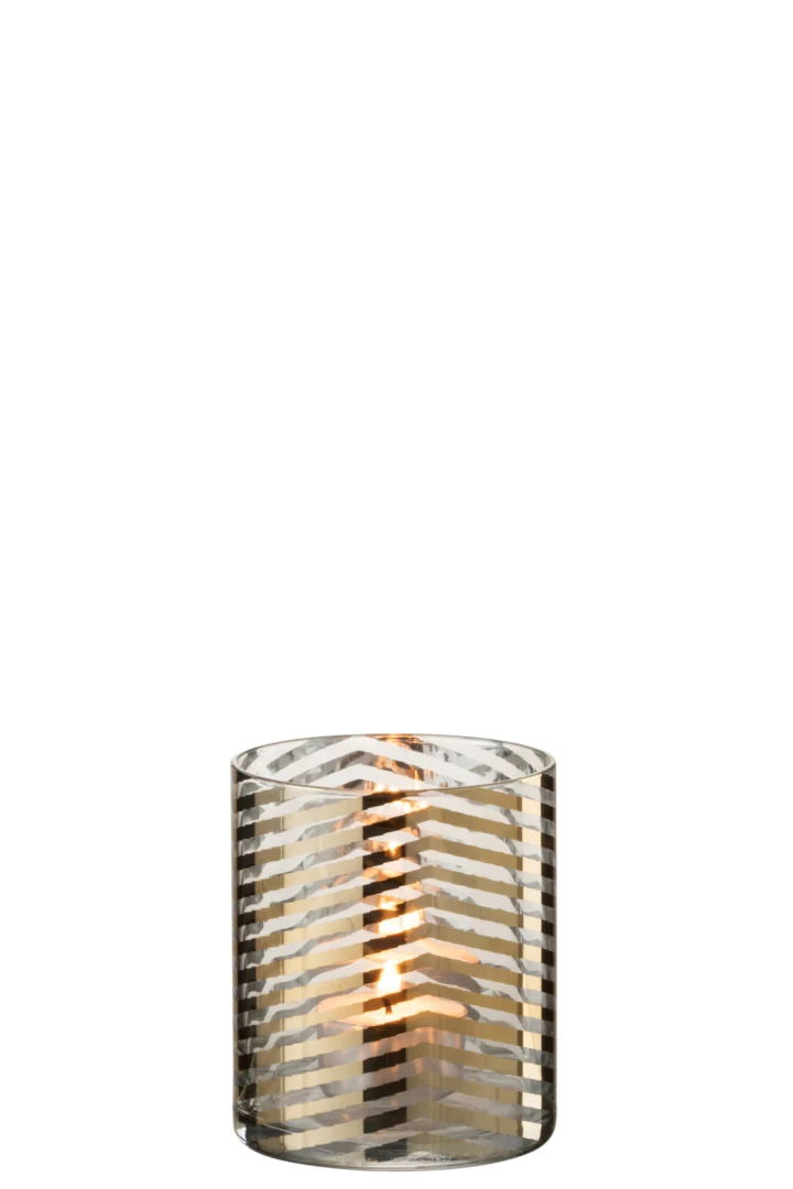 De Kaarsenhouder Orkaan Streep Glas Goud Transparant Klein houdt een brandende kaars vast. Het heldere glas en de diagonale gouden strepen werpen een warme gloed tegen een effen witte achtergrond.