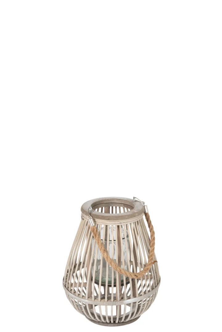 De Lantaarn Peer Bamboe Grijs Klein is een kleine, ronde bamboelantaarn in lichtgrijs met verticale lamellen, een glazen kaarshouder binnenin en dikke touwgrepen aan elke kant.