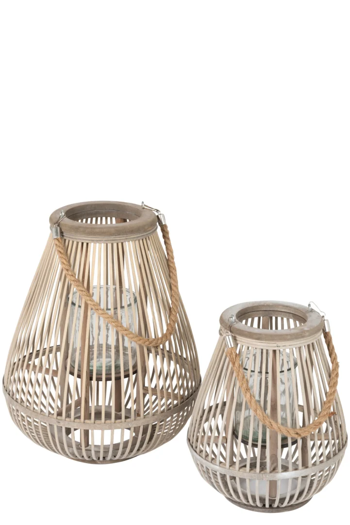 De Lantaarn Peer Bamboe Grijs Klein is een kleine decoratieve lantaarn gemaakt van lichtgekleurde bamboe latten, met een handvat van touw en een glazen kaarsenhouder binnenin.