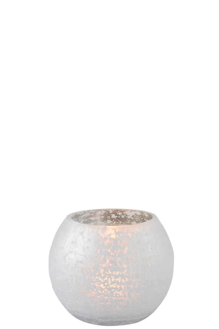 De Kaarsenhouder Orkaan Bal Kraakglas Zilver Klein is een ronde, witte glazen kandelaar met een brandende kaars erin, die een zachte, warme gloed werpt tegen een effen witte achtergrond.