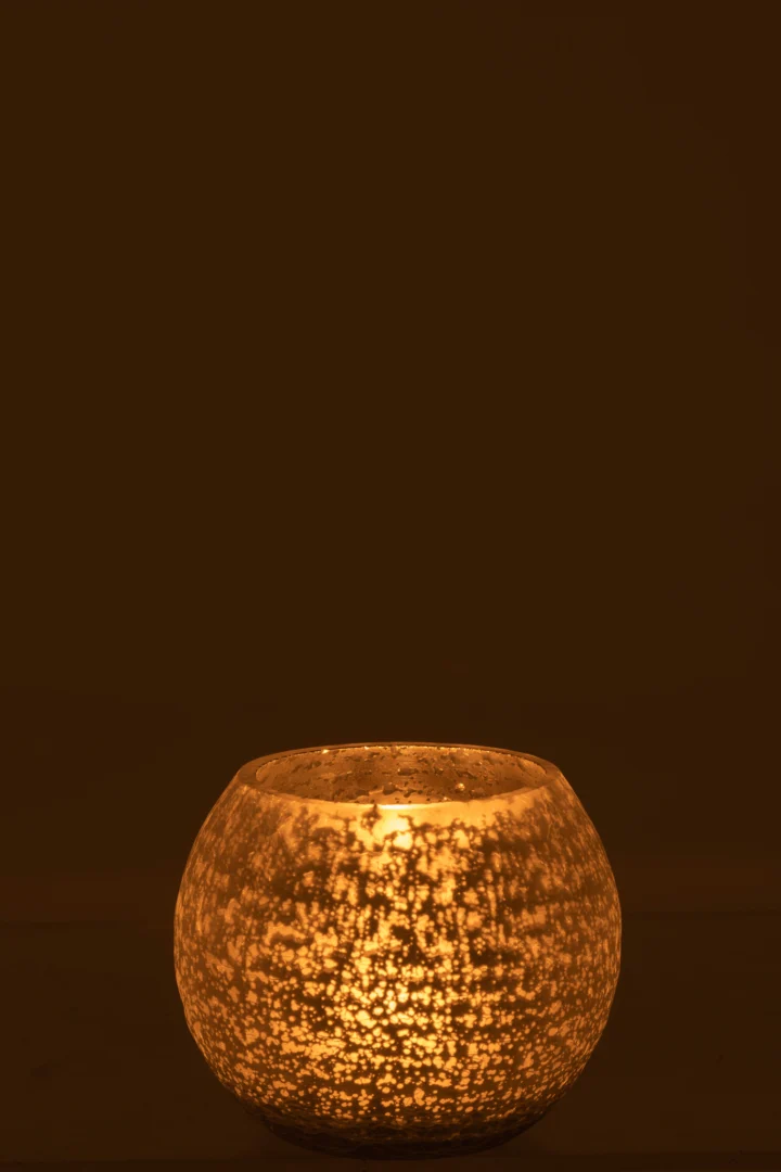 De Kaarsenhouder Orkaan Bal Kraakglas Zilver Klein is een ronde kandelaar met een gespikkelde, gestructureerde look die warm, zacht licht verspreidt in donkere, schemerige ruimtes.