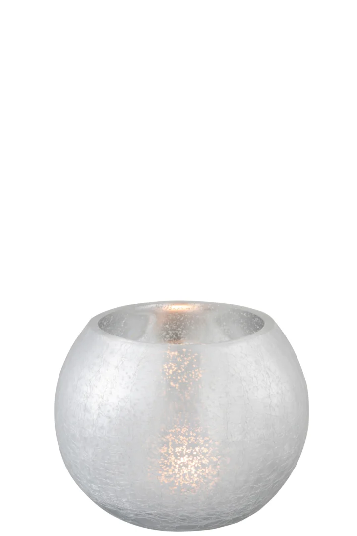 De Kaarsenhouder Orkaan Bal Kraakglas Zilver Middelgroot is een ronde, matglazen kandelaar met textuur die zacht gloeit als er een kaars in brandt.