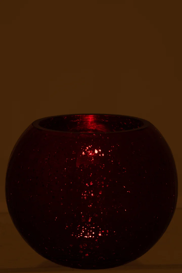 De Kaarsenhouder Orkaan Bal Kraakglas Rood Groot, een ronde kandelaar van rood craqueléglas met een glinsterend oppervlak, wordt getoond tegen een effen bruine achtergrond.