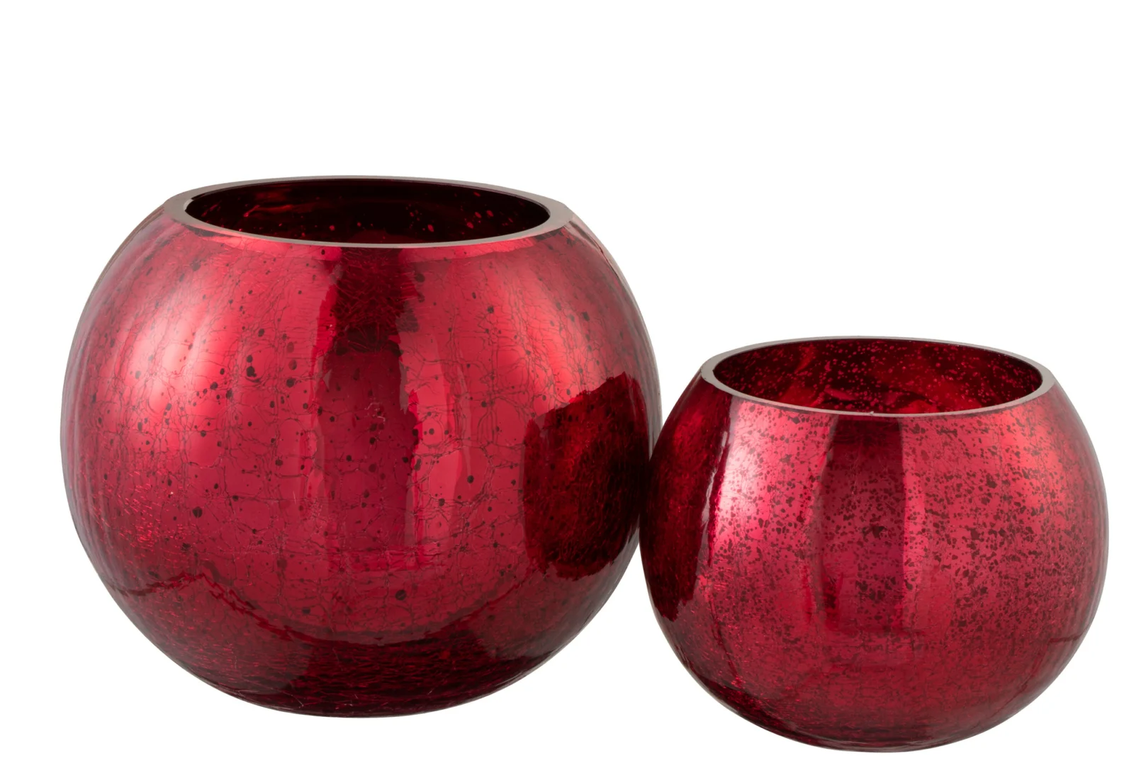 De Kaarsenhouder Orkaan Bal Kraakglas Rood Groot is een ronde, glanzend rode glazen kandelaar met een gespikkeld patroon, afgebeeld naast een kleinere bijpassende schaal op een witte achtergrond.