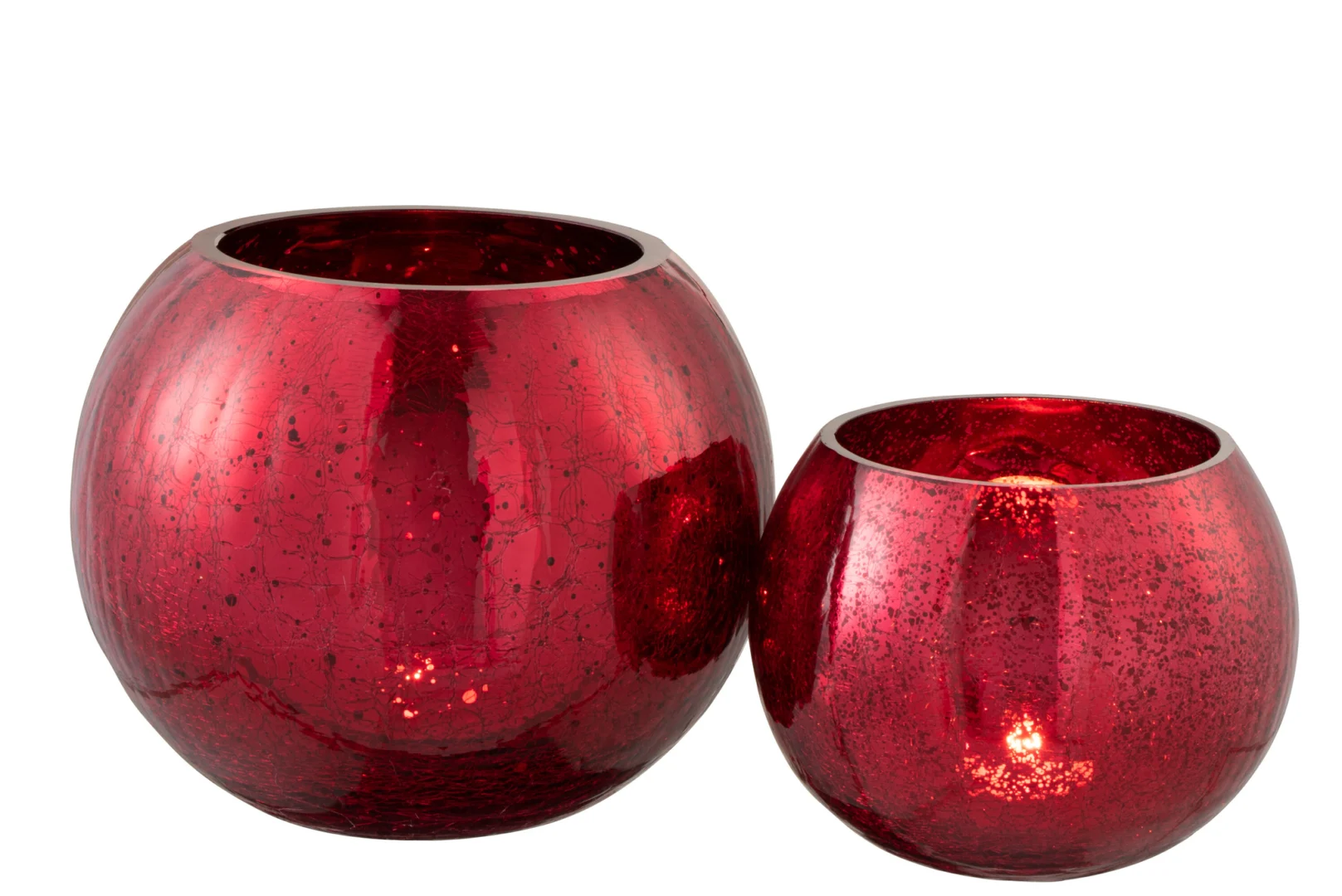 De Kaarsenhouder Orkaan Bal Kraakglas Rood Groot, een grote ronde kandelaar van rood glas met een reflecterende afwerking, staat naast een kleinere bijpassende houder tegen een witte achtergrond.