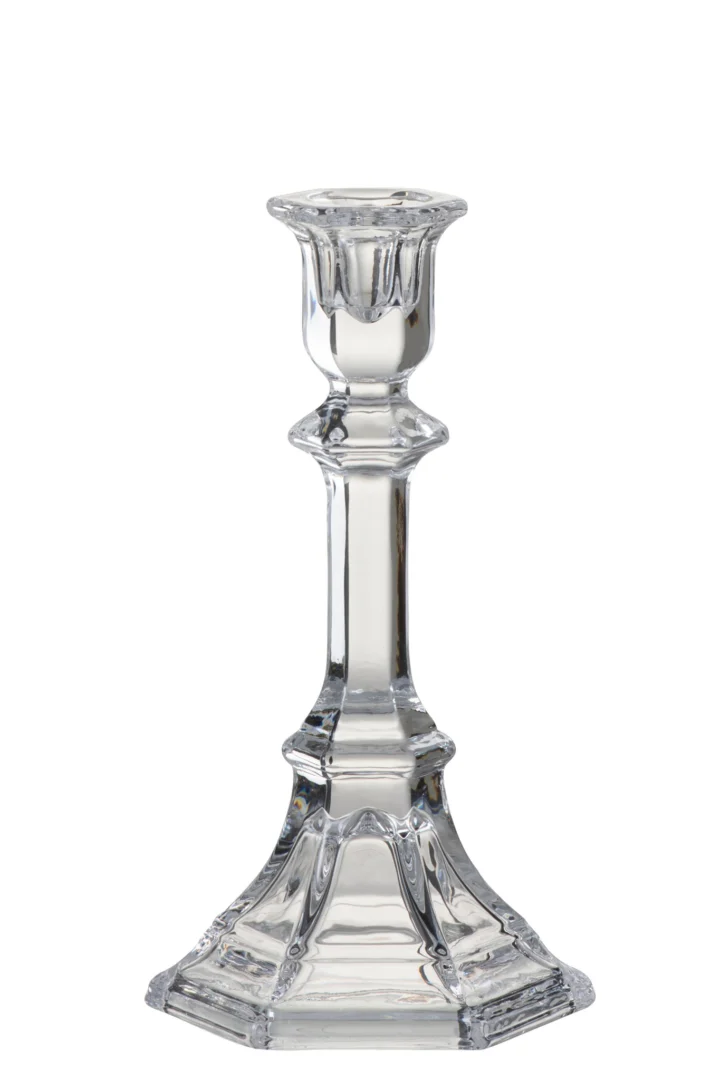 De Kandelaar Klassiek Glas Transparant Groot is een kandelaar van helder glas met een zeshoekige voet en een facetgeslepen ontwerp, rechtopstaand tegen een witte achtergrond.