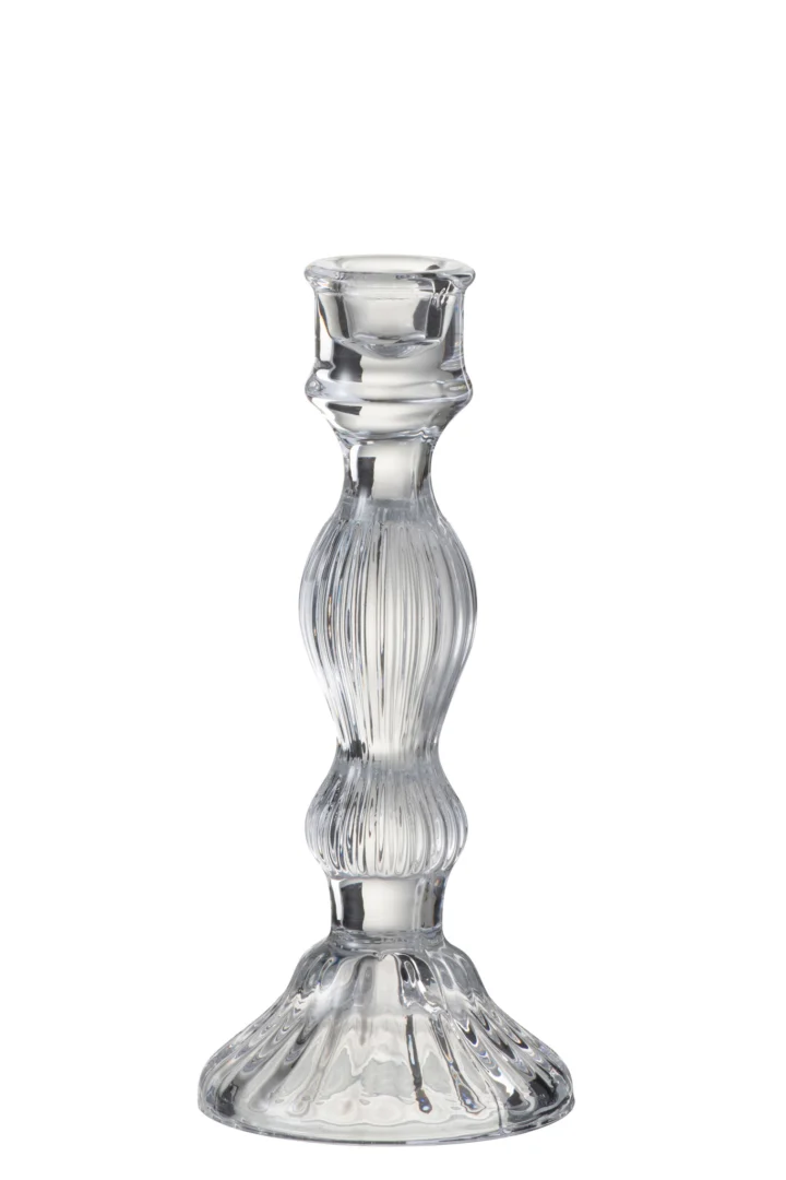 De Kandelaar Bal Glas Transparant Groot is een kandelaar van helder glas met een geribbeld, gewelfd ontwerp en een brede, gecanneleerde voet, afgebeeld tegen een witte achtergrond.