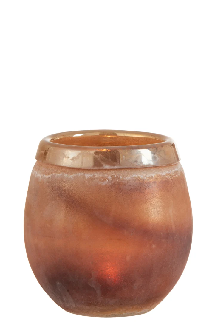 De Kaarsenhouder Orkaan Scavo Randglas Bourgondië Medium is een ronde, amberkleurige glazen kandelaar met een licht gematteerde, gradiënt afwerking en gedeeltelijke doorschijnendheid, afgebeeld tegen een witte achtergrond.