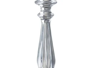 De Kaarsenhouder Tibo Glas Transparant Groot is een kandelaar van helder glas met een klassiek, elegant ontwerp, met een uitlopende voet en een taps toelopende, facetgeslepen steel.