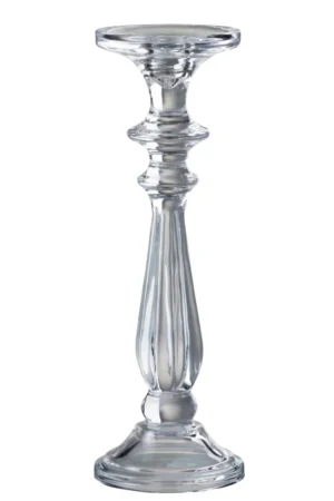 De Kaarsenhouder Tibo Glas Transparant Groot is een kandelaar van helder glas met een klassiek, elegant ontwerp, met een uitlopende voet en een taps toelopende, facetgeslepen steel.