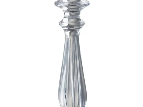 De Kaarsenhouder Tibo Glas Transparant Groot is een kandelaar van helder glas met een klassiek, elegant ontwerp, met een uitlopende voet en een taps toelopende, facetgeslepen steel.