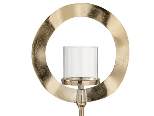 Kaarsenhouder Orkaan Voet Aluminium Goud Klein: gouden aluminium kaarsenhouder met een rond, open cirkelvormig ontwerp, glazen kaarsenbeker in het midden en een vierkante basis, afgebeeld tegen een witte achtergrond.