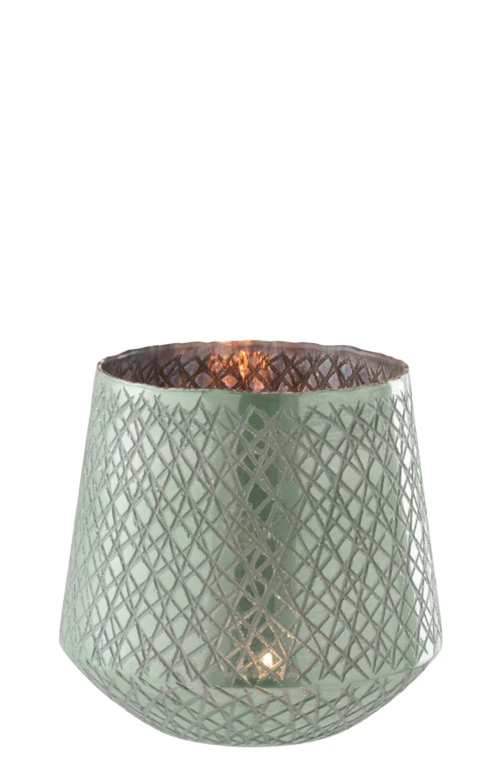 De Kaarsenhouder Orkaan Krassen Glas Mint Groen is een grote mintgroene kandelaar met een metalen ontwerp in ruitpatroon, met een brede ronde basis die bovenaan smaller wordt en een warme kaarslichtgloed uitstraalt.