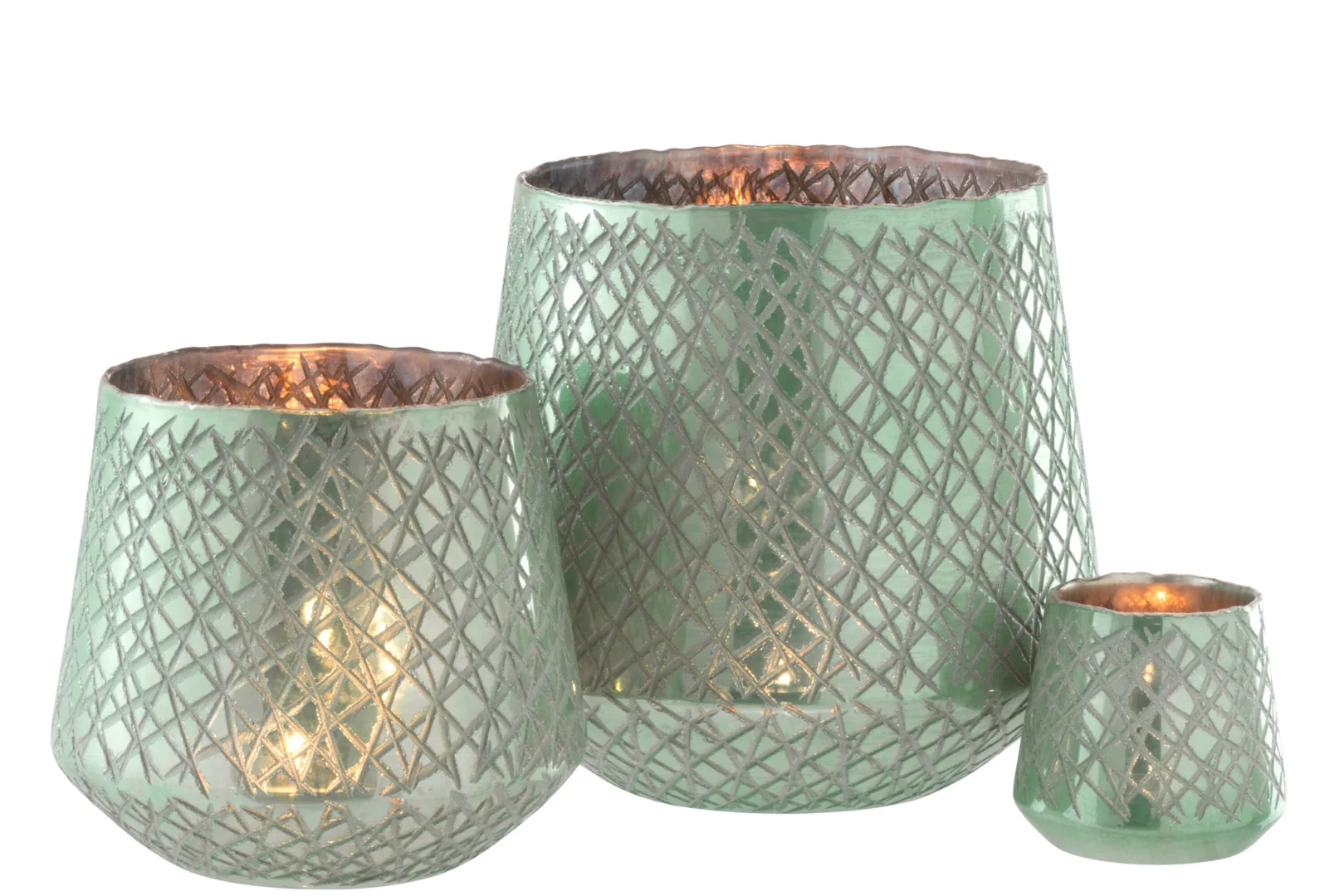 De Kaarsenhouder Orkaan Krassen Glas Mint Groen Groot, met zijn groene glas en ruitvormige textuur, houdt een brandende kaars vast. Schik meerdere maten van groot naar klein voor een opvallende, visueel aantrekkelijke display.