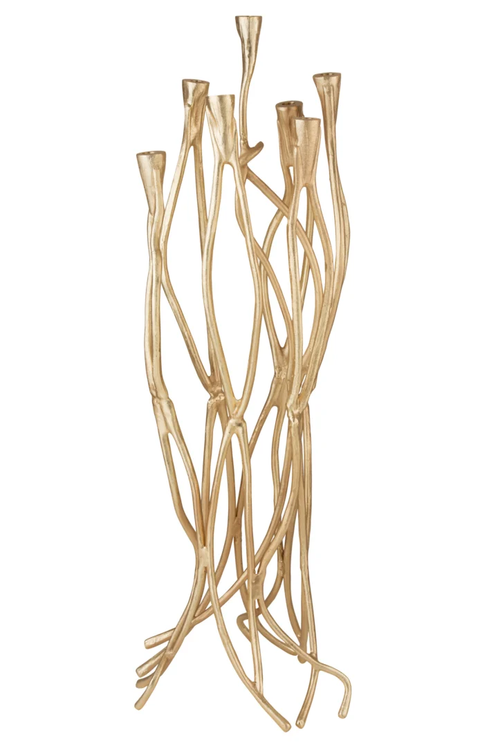 De Kaarsenhouder XXL 7 Kaarsen Aluminium Goud is een goudkleurige sculpturale kaarsenhouder met meerdere in elkaar verstrengelde, langwerpige en gebogen takken die rechtop staan op verschillende hoogtes, ontworpen voor zeven kaarsen.