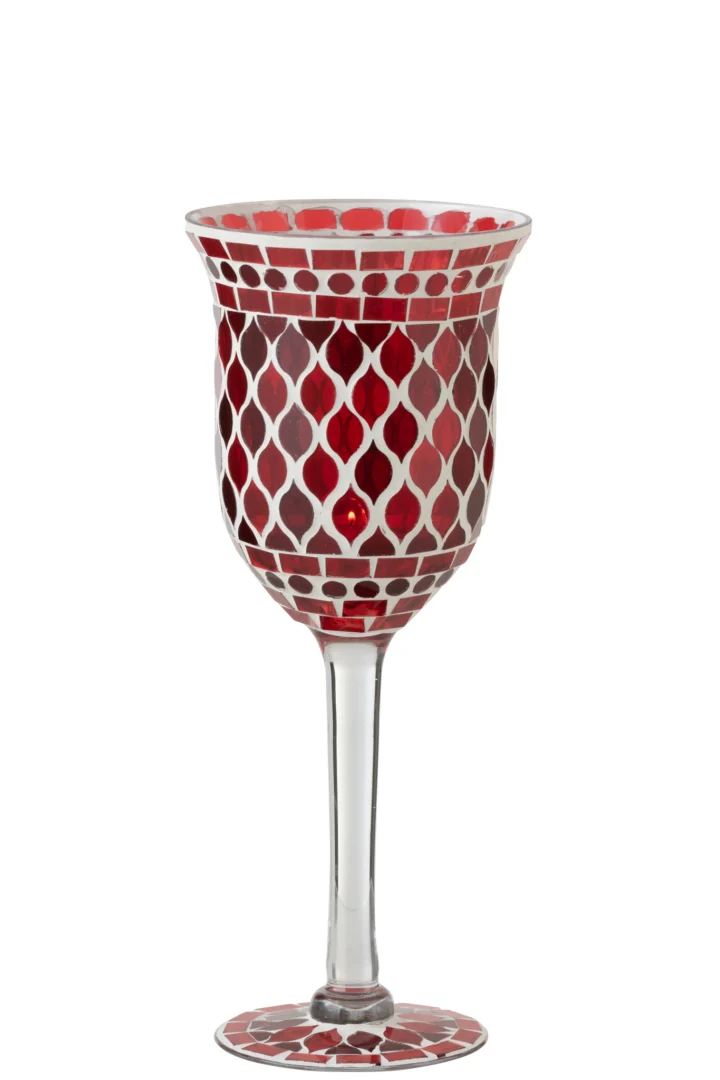 De Kaarsenhouder Op Voet Mozaïek Glas Rood Wit Klein is een decoratieve glazen kandelaar met een rood en wit geometrisch mozaïekpatroon op de schaal en de voet, voorzien van een heldere steel, tegen een witte achtergrond.