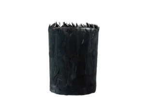 Theelichthouder Veren Glas Zwart Groot: een grote, cilindervormige theelichthouder van zwart glas met een veerachtige textuur en een ongelijke, gekartelde rand, tegen een effen witte achtergrond.
