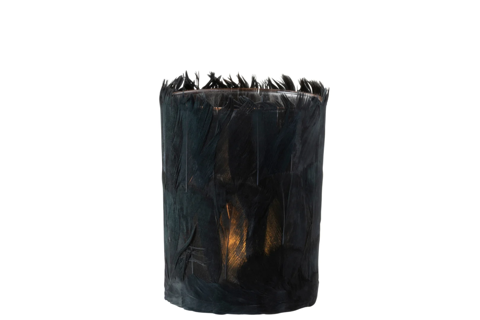 Theelichthouder Veren Glas Zwart Groot is een cilindervormige kandelaar van zwart glas versierd met donkere veren. Zacht licht straalt van binnenuit, terwijl ongelijke verenpunten langs de bovenrand een opvallend silhouet met textuur creëren.