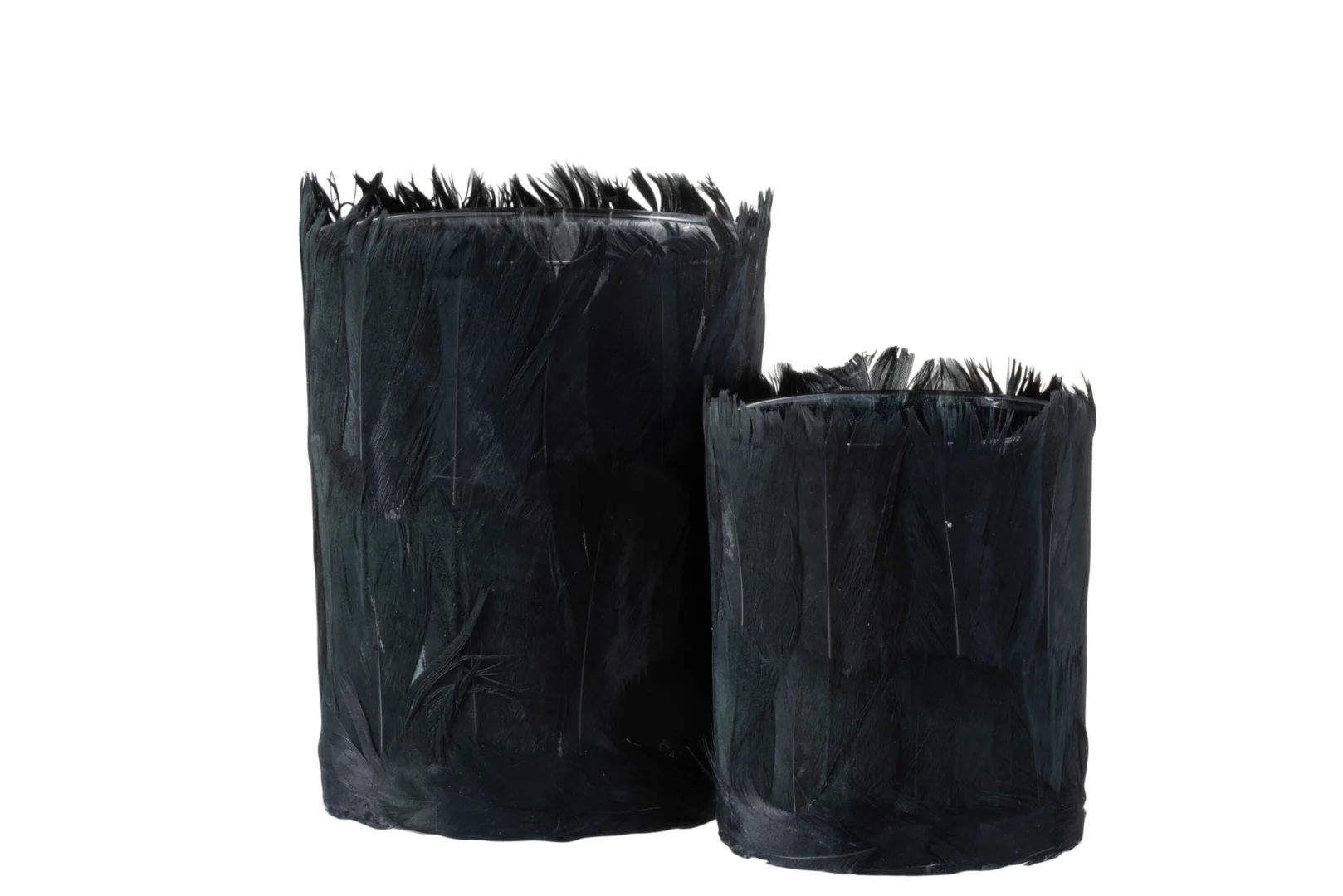 Twee zwart glazen Theelichthouder Veren Zwart Groot kandelaars met gekartelde randen, naast elkaar geplaatst op een witte achtergrond.