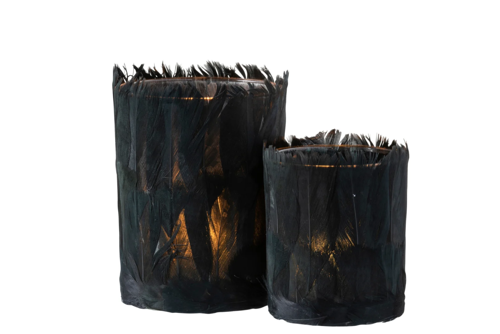 Twee Theelichthouder Veren Glas Zwart Groot, zwarte cilindrische kandelaars met een veerachtige textuur, die elk een brandende kaars vasthouden. De houders staan naast elkaar op een witte achtergrond.