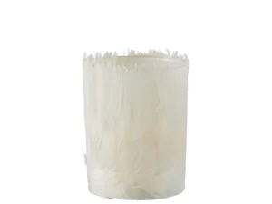 Theelichthouder Veren Glas Crème Groot: een doorschijnende cilindrische kandelaar van wit glas versierd met delicate witte veren, afgebeeld tegen een effen witte achtergrond.