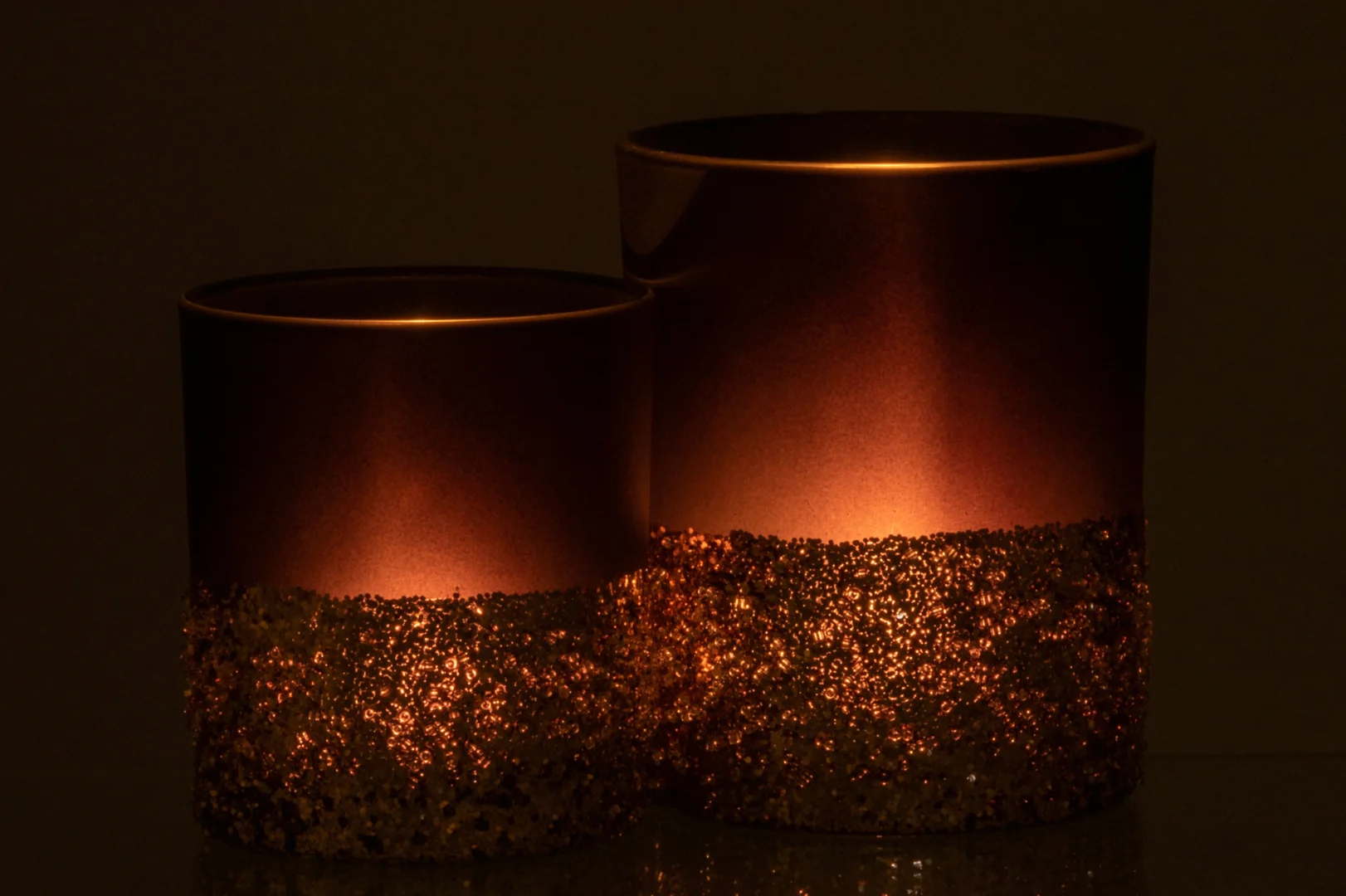 De Theelichthouder Pailletten Glas Blauw Goud Medium heeft glinsterend blauw en goud glas dat warm gloeit en een zacht, sfeervol licht werpt in elke donkere omgeving.