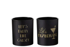 Set van twee matzwarte en gouden Gatsby kandelaars. Op de ene staat "LETS PARTY LIKE GATSBY", op de andere "Lets MISBEHAVE" met een afbeelding van een martiniglas voor de letter A.