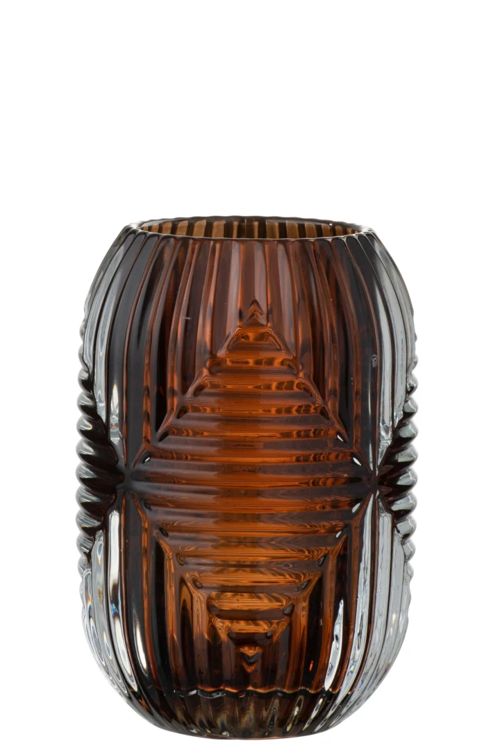 De Theelichthouder Hoge Lijnen Glas Bruin heeft bruin glas met verticale en diagonale geribbelde patronen, waardoor een getextureerde geometrische look ontstaat. De ronde vorm en licht uitlopende rand maken het ontwerp compleet.