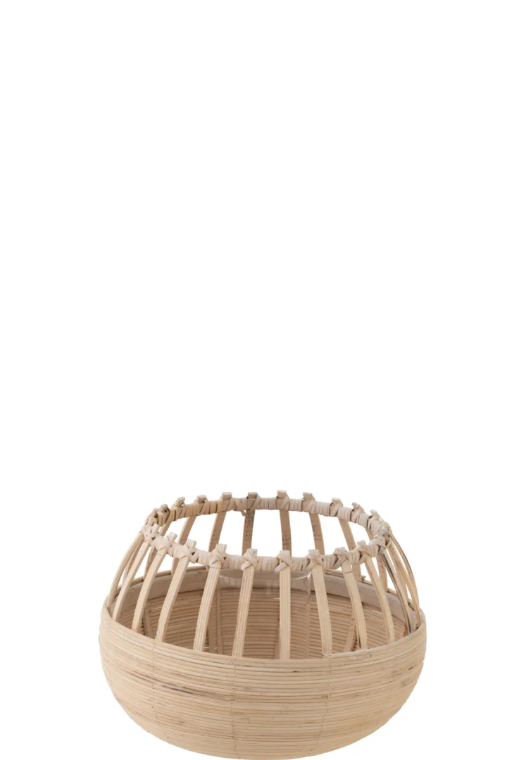 De Hurricane Bamboe Natuurlijk Klein is een kleine, ronde, open geweven mand van lichtgekleurd natuurlijk bamboe met verticale latten en een stevige basis, afgebeeld tegen een effen witte achtergrond.