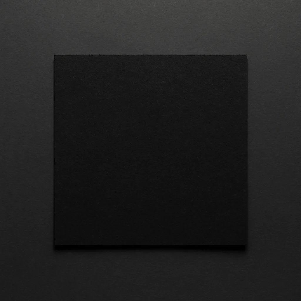 Een vierkant stuk zwart papier is gecentreerd op een iets lichtere zwarte achtergrond, waardoor kijkers zich afvragen: is zwart een zuivere kleur, of onthult het subtiele contrast verborgen diepten in de twee oppervlakken?.