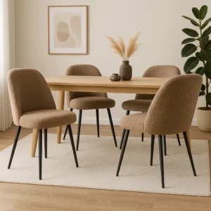 Een moderne eetkamer met een houten tafel, vier beige gestoffeerde stoelen met zwarte poten, een licht vloerkleed, abstracte muurkunst, decoratieve vazen met pampagras en een potplant in de hoek voor een knusse en trendy sfeer.